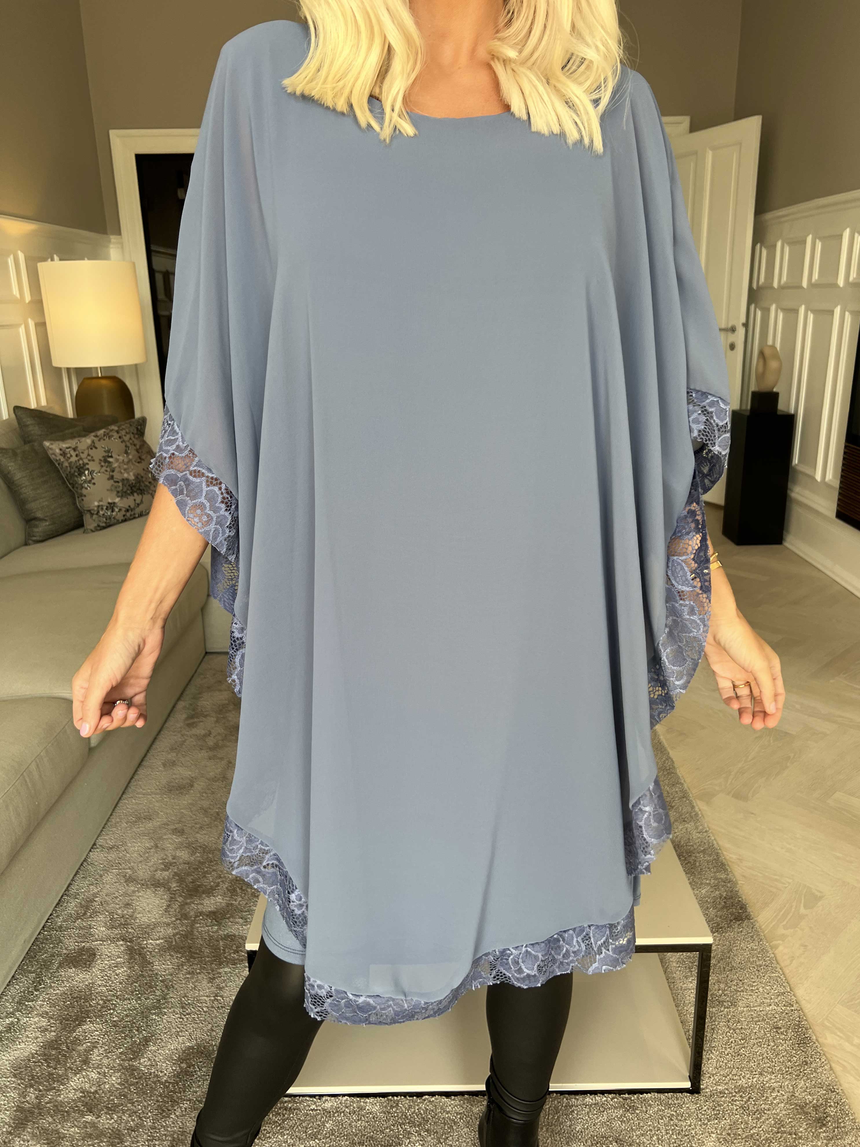 Kenya Edge - Tunikaklänning med chiffonglager och spetskant